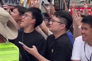 老少通吃！連約基奇都被深圳球迷山呼海嘯的熱情驚到了！