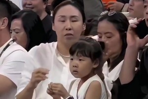 女籃名宿苗立杰帶女兒觀戰(zhàn)中國(guó)vs日本 網(wǎng)友：下一個(gè)苗立杰在哪？