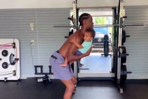 這個男人沒得黑！亞歷山大休賽期一邊帶娃一邊訓練??????