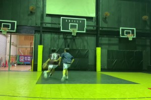 看看日本女籃后衛(wèi)田中心，14歲時(shí)運(yùn)球上籃訓(xùn)練，基本功很扎實(shí)！