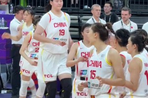 放松vs嚴(yán)肅！中國(guó)女籃跟日本賽前出場(chǎng)環(huán)節(jié)兩隊(duì)的表情對(duì)比明顯