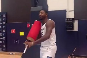 加盟湖人啦！斯瑪特這棍法，退役了演個(gè)花果山的猴問(wèn)題不大吧??