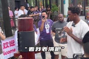 詠春，蒙克??！蒙克中國行看到木人樁忍不住學(xué)了幾招??