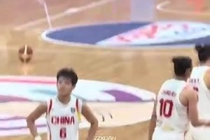 昨晚中國女籃不敵日本后，楊舒予看著比分牌，感覺像憋了一口氣！