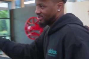 回家！利拉德帶著孩子們來(lái)簽合同 他對(duì)這個(gè)辦公室可太熟悉了??