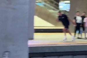 ??約老師和高鐵賽跑呢？！司機(jī)心里想這是哪個(gè)傻大個(gè)??