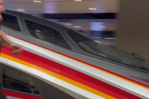 奔跑的五花肉！約基奇在高鐵站臺和高鐵“賽跑”??