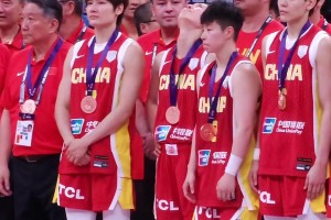 未能奪冠不甘心呀！在季軍頒獎儀式上，每一位女籃姑娘都眼中泛淚