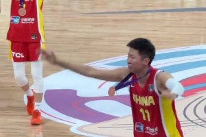 在頒獎典禮上，女籃姑娘都紅了眼！心里那點遺憾和不甘太明顯了！