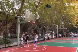 這視野離譜！老詹在訓(xùn)練中跳起轉(zhuǎn)身大橫傳，助攻庫里扔三分！