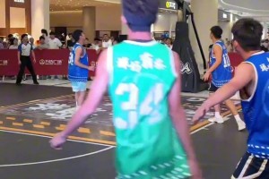 躲在裁判員身后，超遠(yuǎn)距離三分球，這個(gè)球有效嗎？