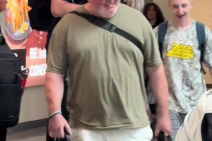 路人視角：拉斯維加斯機場偶遇姚明 被感嘆實在太高