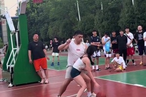 在野球場對女生最大的尊重，就是全力的防守??????