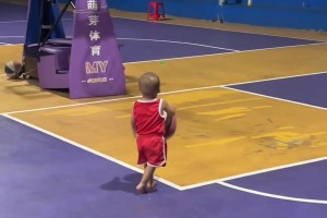 本來不相信孟婆湯的，直到我看到了2歲小弟弟運球??????