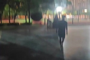 ??投籃出手，球進(jìn)，燈滅！妥妥的回家球...