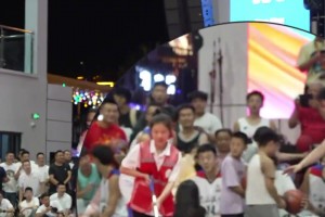 小姐姐獻(xiàn)花矣進(jìn)宏滑跪摔成大馬趴！??夠他跟兄弟吹一年的牛了~