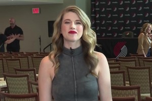 猜吧友愛看??開拓者美女記者格林~現(xiàn)場(chǎng)報(bào)道利拉德回歸發(fā)布會(huì)~