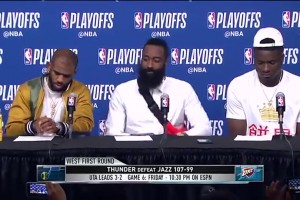 名場(chǎng)面：卡佩拉身穿餅皇T恤和哈登保羅一起接受采訪！