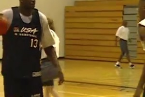 奧尼爾在美國隊內(nèi)1V1是這樣打的，這手活細的不像個中鋒