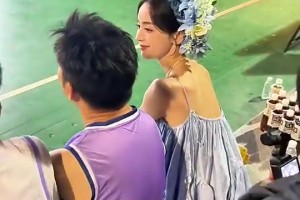 不是，娜扎就坐在你身旁，你小子還有心思看球?。??