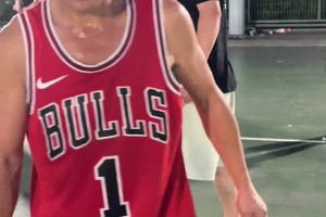 科比退役戰(zhàn)熱身服 拍賣出33.6萬美元的價(jià)格??