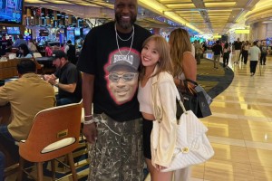 胡子都白了??！女記者曬與奧多姆合影：你們還記得奧多姆不？