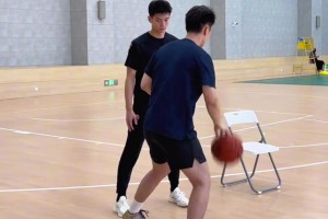 十年前刷到你就好了！炸球轉(zhuǎn)身和半轉(zhuǎn)身突破技巧教學(xué)