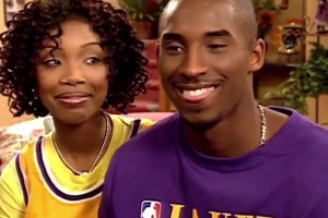 科比高中時帶著當(dāng)時的女友布蘭迪上節(jié)目，這顏值比不了瓦妮莎啊