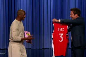 本尊都還沒(méi)見(jiàn)過(guò)??主持人節(jié)目上突然掏出全新3號(hào)球衣！驚到保羅