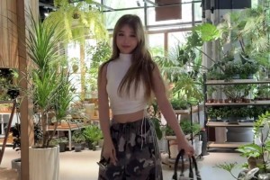 周玲安假期出街，37歲這身材保持得相當(dāng)好