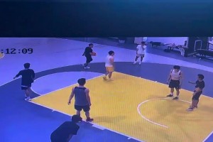 網(wǎng)友曬監(jiān)控：搶籃板隊友受傷 要我賠五六萬手術(shù)費 我有責任嗎？