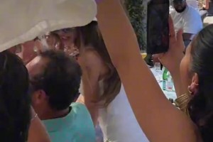 哇塞，老詹這是去哪里度假了，有這么多美女狂嗨??