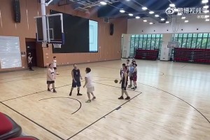 不是在NBA賽場(chǎng)？上海徐家匯野球場(chǎng)這殘暴瞬間 路人咋玩？