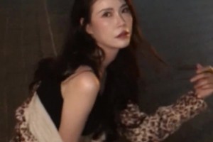 很誘惑！??許諾曬豹紋性感大片：愛你是孤單的心事！