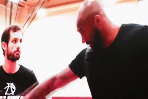 “依然還是那個(gè)0號(hào)，利拉德手舉0號(hào)球衣現(xiàn)身開(kāi)拓者發(fā)布會(huì)”