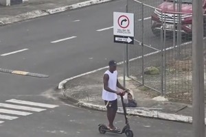 國人拍到切爾西億元中場騎著小車出門買早餐，還不忘打招呼啊??