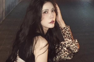 美啊！前女籃國手許諾豹紋黑絲在橋洞下曬照： 愛你是孤單的心事