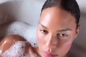 和莫蘭德在一起了？坎貝奇昔日沐浴的視頻，用手緊捂著胸口！??