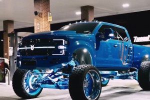 尼克斯中鋒米切爾-羅賓遜展示愛車，有懂的吧友知道是什么嗎??