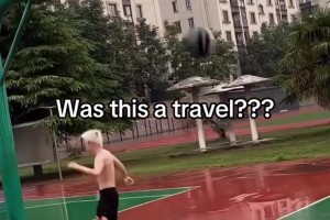 雨天專屬！這球到底算不算走步？