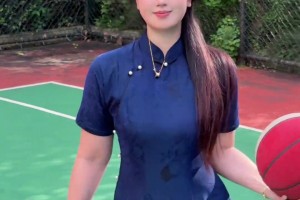 別有一番滋味哈！國產(chǎn)卡戴珊肘姐穿著旗袍平底鞋打球~