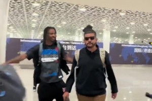 人氣可以哦??莫蘭特抵達(dá)中國(guó)！許多球迷早早接機(jī)等候??