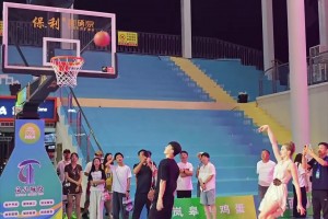 大洋馬人高馬大！俄羅斯高個女郎赤腳在1v1車輪戰(zhàn)男士全勝！