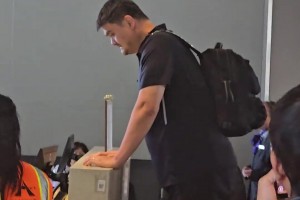 網(wǎng)友從洛杉磯飛上海航班偶遇姚明：本人是真高啊??????