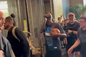 中國(guó)行人氣不低啊??莫蘭特舉起攝影機(jī)記錄中國(guó)球迷歡迎瞬間～