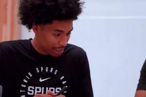 錢太多了？??馬刺榜眼哈珀簽新秀合同，看到了什么突然張嘴驚呆