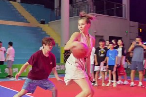俄羅斯女籃小姐姐光腳大秀球技，這長腿，胯下運(yùn)球都簡單了