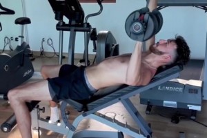 活該你是冠軍??！霍姆格倫休賽期一邊游玩一邊揮汗訓(xùn)練????