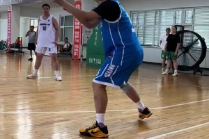 臥槽這年輕人！哥們你功夫熊貓啊說(shuō)扣就扣??