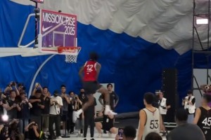 太秀了吧！莫蘭特中國行秀扣籃 一個(gè)轉(zhuǎn)體180接大風(fēng)車暴扣~